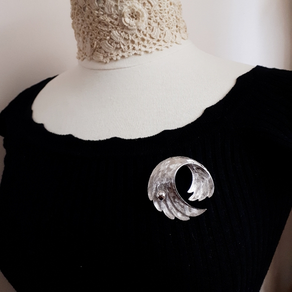 Vintage silver tone swirly design pin brooch. Gift - Picture 7 of 10